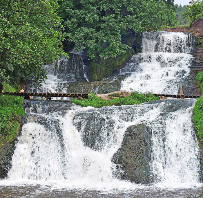 За однією з версій, містичний Джуринський водоспад також виник не без втручання людей. Фото надав автор